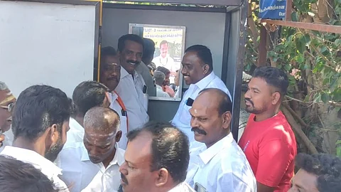 கண்ணாடி வைத்த ‘E-Toilet’ பார்த்திருக்கிறீர்களா?