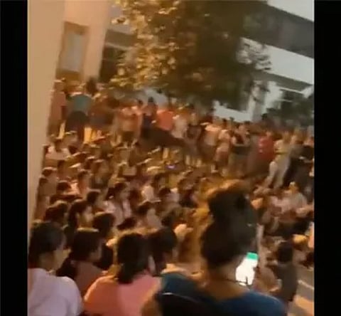 சக மாணவிகளின் வீடியோக்களை இணையத்தில் கசிய விட்ட மாணவி...வெடித்த போராட்டம்!