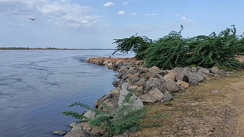 செயின் பறித்து ஆற்றில் குதித்த இருவரை மடக்கி பிடித்த போலீசார்!