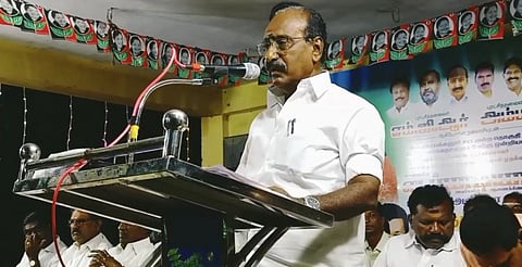 ஓ.பி.எஸ் தொகுதியில் ஈ.பி.எஸ் அணியினர் பொதுக்கூட்டம்!