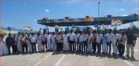 சுங்கச்சாவடிக்கு எதிராக காங்கிரஸ் கட்சி போராட்டம்!