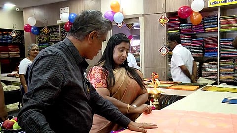 நாமக்கல் : களைகட்டும் கோ-ஆப்டெக்ஸ் தீபாவளி விற்பனை..! தொடங்கி வைத்த ஆட்சியர்...!