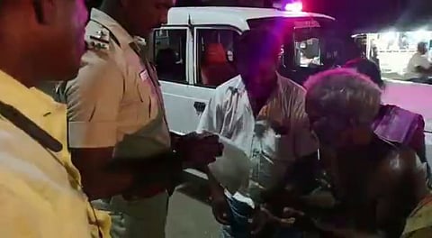 மனிதம் அழியவில்லை! காவலருக்கு குவியும் பாராட்டுகள்!