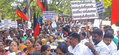 ரேஷன் கடைகளை திறக்கக் கோரி திமுகவினர் போராட்டம்!