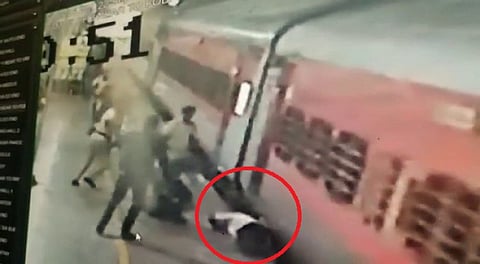 ரயிலின் இடையில் சிக்கிய நபரை நொடிப்பொழுதில் காப்பாற்றிய போலீசார்..! பதைபதைக்கும் சிசிடிவி காட்சிகள்..!