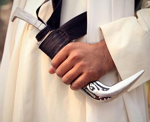 குறு வாள் அகற்ற மறுத்ததற்காக சீக்கிய மாணவர் கைது!