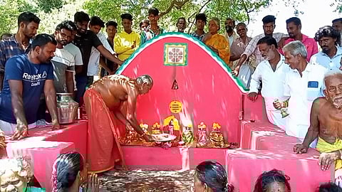 கோவிலை இடிக்காதீர்கள்! கோவில் சுற்றி அமர்ந்து போராட்டம்!