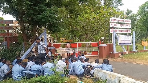 2 - வது நாளாக தர்ணாவில் ஈடுபட்டு வரும் என்.எல்.சி ஒப்பந்த பாதுகாப்பு ஊழியர்கள்...!