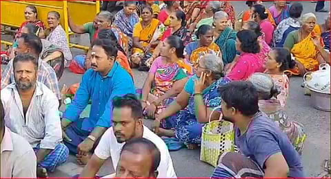 மீன் விற்பனை செய்யத் தடை...சாலை மறியலில் ஈடுபட்ட பெண்கள்!