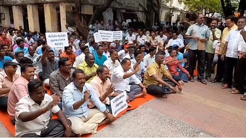 மின்துறையை தனியாராக்குவதற்கு துடிக்கும் அரசு...ஆனால் எதிர்க்கும் ஊழியர்கள்...இடையில் பாதிக்கும் மக்கள்!