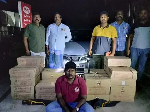 புதுச்சேரியிலிருந்து பெட்டி பெட்டியாக கடத்திவரப்பட்ட மதுபாட்டில்கள்...! போலீசாரிடம் சிக்கிய சம்பவம்..!