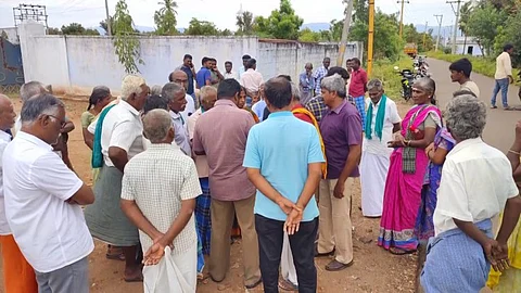 தனியார் காகித ஆலைக்கு மின் இணைப்பு வழங்குவதற்கு எதிர்ப்பு...! முற்றுகை போராட்டம் நடத்திய பொதுமக்கள்...!