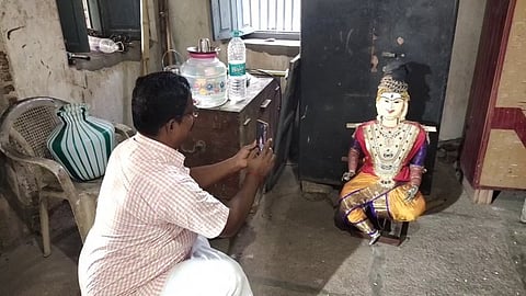 அம்மன் தலையில் சுற்றிய பாம்பு...! ஆச்சர்யத்துடன் வழிபட்ட மக்கள்...!
