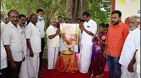 விழுப்புரம் : காந்தி ஜெயந்தியை முன்னிட்டு கிராம சபை கூட்டம் - அமைச்சர் பங்கேற்பு