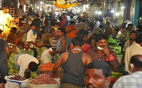 களை கட்டிய ஆயுத பூஜை விற்பனை.... சென்னை கோயம்பேட்டில் குவிந்த மக்கள்..!