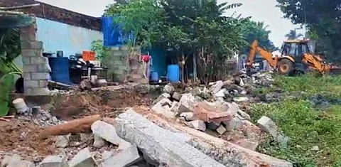 தீண்டாமை சுவரை இடித்த வட்டாட்சியர்... தொடர்ந்து பாதுகாப்பு பணியில் போலீசார்..!