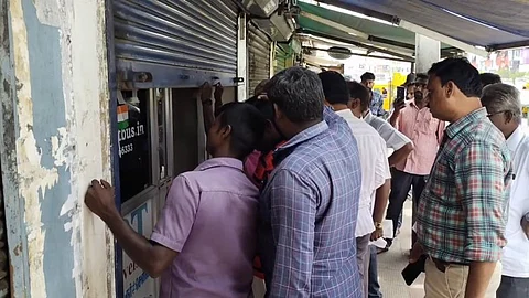 கரூர் : வரி பாக்கி செலுத்தாத கடைகளுக்கு சீல் வைத்த மாநகராட்சி அதிகாரிகள்...!