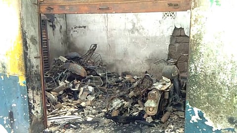 மின் கம்பியில் ஏற்பட்ட மின் கசிவால் தீ விபத்து...! இருசக்கர வாகனங்கள் சேதம்...!