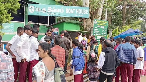தொடர் விடுமுறையின் எதிரொலி...! ஏற்காட்டில் குவிந்த சுற்றுலா பயணிகள்...!