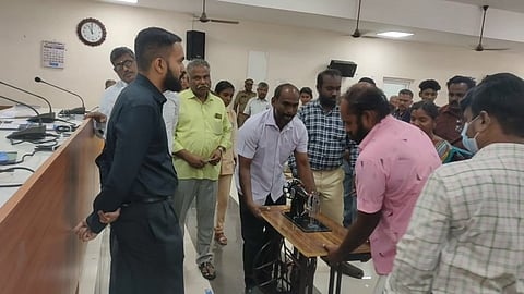 தென்காசி : மக்கள் குறைதீர்க்கும் நாள் கூட்டத்தில் மாற்றுத்திறனாளிக்கு உதவிய ஆட்சியர்...!