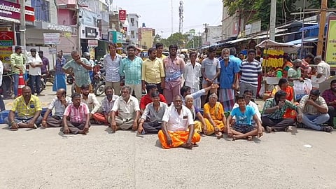 நடைபாதை கடைகளை அப்புறப்படுத்தக்கோரி சாலை மறியலில் ஈடுபட்ட வியாபாரிகள்...!