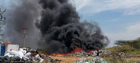 செங்கோட்டையில் தீ விபத்து! கரும்புகை சூழ்ந்ததால் பொதுமக்கள் அவதி....