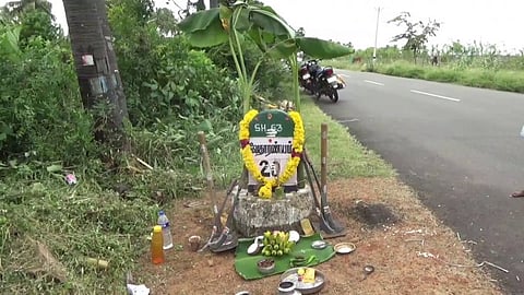 மைல்கல்லுக்கு அபிஷேகம் செய்த சாலை பணியாளர்கள்...! ஆயுதபூஜை கொண்டாட்டம்..!