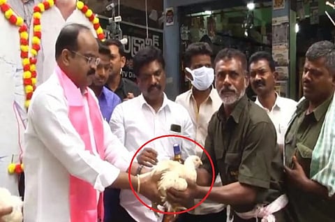 ஆந்திர முதலமைச்சரின் புதிய தேசிய கட்சி!! வாக்காளர்களுக்கு மது, உயிருள்ள கோழி!!