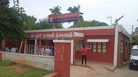 பைக் திருடர்களை துரத்திச் சென்று பிடித்த காவலர்...! பொதுமக்கள் பாராட்டு..!