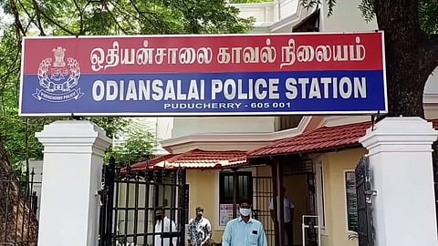 பட்டப்பகலில் இரு சக்கர வாகனத்தை திருடிச் சென்ற நபர்..! வலைவீசி தேடி வரும் போலீசார்...!