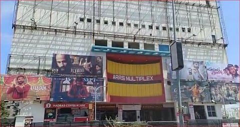 டிக்கெட் வாங்குனா...பாப்கானும் வாங்கனும்...தியேட்டரில் கட்டாயம்...!