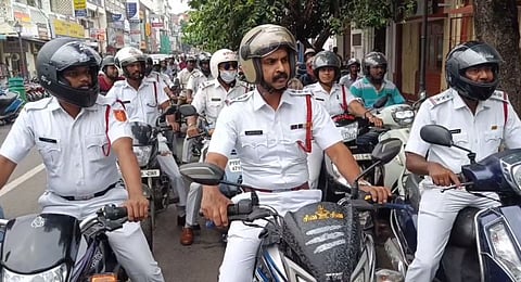 புதுச்சேரியில் போக்குவரத்து விழிப்புணர்வு பேரணி!