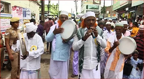 பாரம்பரிய சிலம்பாட்டத்துடன் தொடங்கிய மிலாது நபி சமய நல்லிணக்க ஊர்வலம்...!