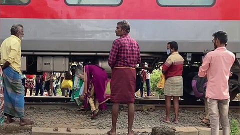 சிக்னல் கிடைக்காமல் தண்டவாளத்தில் நின்ற ரயில்...! ரயிலுக்கு அடியில் புகுந்து சென்ற மாணவர்கள்...!