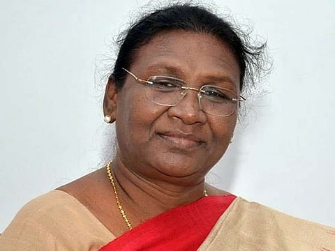 தேயிலை தோட்ட ஊழியர்களுடன் உரையாடிய த்ரௌபதி முர்மு..!!!