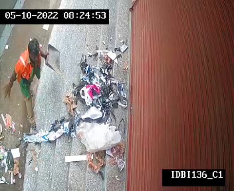 தீபாவளி போனஸ் கொடுக்காத ஆத்திரத்தில் தூய்மைப் பணியாளர் செய்த செயல்....? வைரலாகும் வீடியோ...!