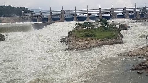 மேட்டூர் அணையிலிருந்து நீர் திறப்பு...! கரையோர மக்களுக்கு வெள்ள அபாய எச்சரிக்கை...!