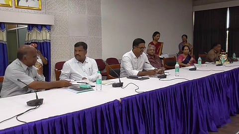 வேலூர் : " கோப்புகளில் தமிழ்மொழியை அதிகம் பயன்படுத்த வேண்டும்..." - மாவட்ட ஆட்சியர்