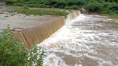 குண்டேரிப்பள்ளம் அணை முழு கொள்ளளவை எட்டியது...! பொதுமக்களுக்கு வெள்ள அபாய எச்சரிக்கை...!