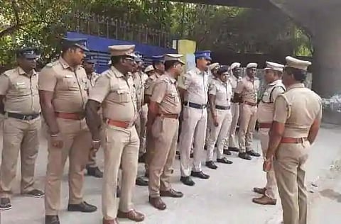 ''பாட்டில் மணி'' தவறி விழுந்து கால் முறிவு!!