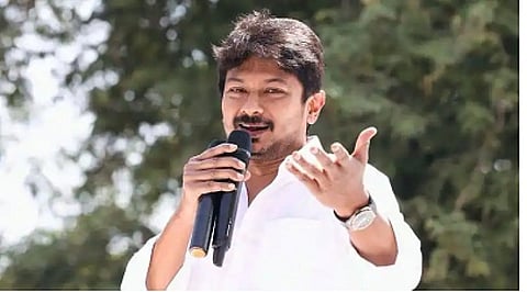 மரத்தின் மீது ஏறி உதயநிதி உரையை மெய்மறந்து கேட்டு ரசித்த இளைஞர்கள்...