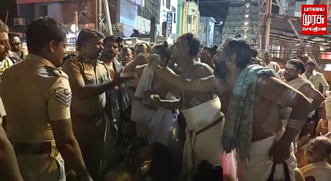 போராடிய தீட்சிதர்களைக் கைது செய்த போலீசார்... சிதம்பரத்தில் பரபரப்பு...