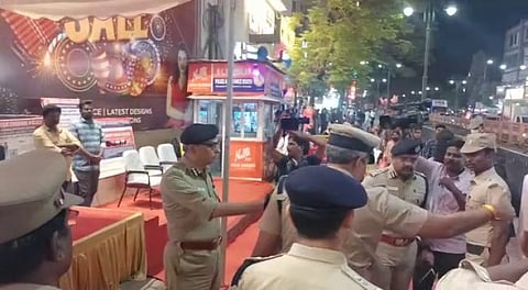 தி.நகரில் அலைமோதும் மக்கள் கூட்டம்...! பாதுகாப்பு பணிகளை பார்வையிட்ட மாநகர காவல் ஆணையர்...!