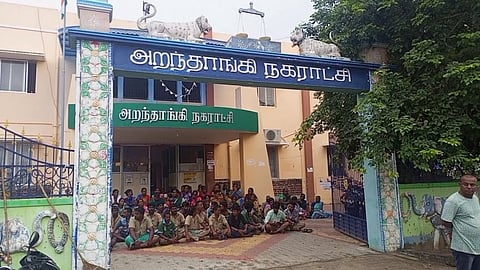 புதுக்கோட்டை : வேலை நிறுத்த போராட்டத்தில் இறங்கிய துப்புரவு தொழிலாளர்கள்...!