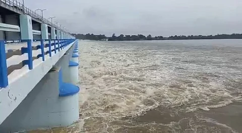 மூன்றாவது நாளாக கொள்ளிடத்தில் வெள்ளப்பெருக்கு..! முக்கொம்பு மேலணைக்கு திறந்துவிப்பட்ட தண்ணீர்