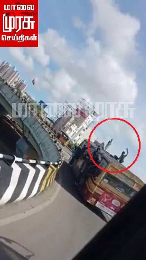 பேருந்தின் மேல் ஆபத்தான முறையில் பயணம் செய்யும் இளைஞர்கள்...! வீடியோ வைரல்...!