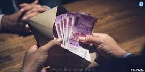 லஞ்சம் பெற்ற பில் கலெக்டரை கைது செய்த போலிசார்!!!