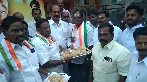 புதுச்சேரியில் காங்கிரஸ் கட்சியினர் இனிப்புகள் வழங்கி கொண்டாட்டம்!
