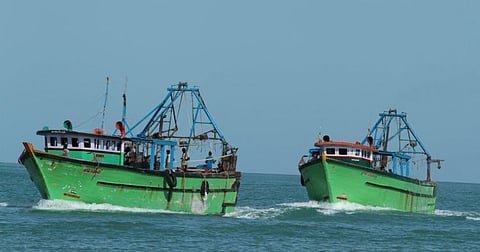 மழை காரணமாக கடலுக்கு செல்லாத மீனவர்கள்...