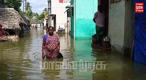 குடியிருப்பு பகுதியை சூழ்ந்த வெள்ள நீர் ...
